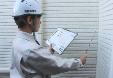住宅診断している写真